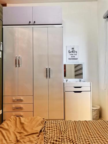 Stylish 1 Bedroom Condo Unit with Perfect Pool View Balcony at Fame Residences, Manila (fotografie 4)