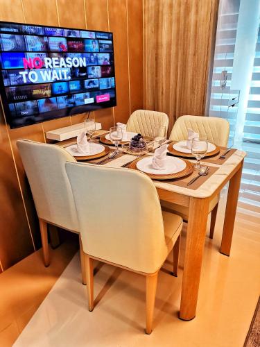 Stylish 1 Bedroom Condo Unit with Perfect Pool View Balcony at Fame Residences, Manila (fotografie 5)