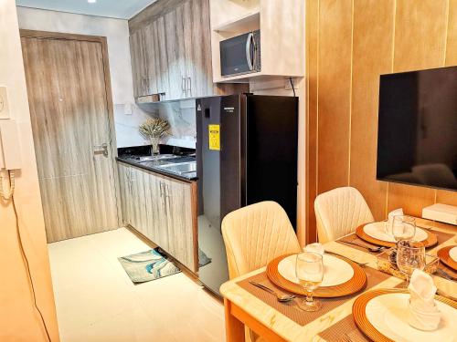 Stylish 1 Bedroom Condo Unit with Perfect Pool View Balcony at Fame Residences, Manila (fotografie 7)