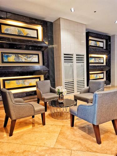 Stylish 1 Bedroom Condo Unit with Perfect Pool View Balcony at Fame Residences, Manila (fotografie 9)