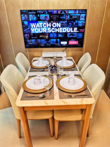Stylish 1 Bedroom Condo Unit with Perfect Pool View Balcony at Fame Residences, Manila (fotografie 10)