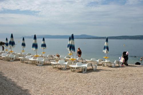 Strand, Apartments by the sea Dramalj, Crikvenica - 2387 in Dramalj