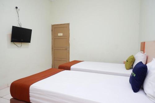 Urbanview Hotel Platinum Parepare Room Type - Twin Room