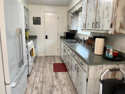 Cheerful 3 Bedroom on a Park 10 Miles from Eugene