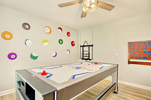 HoneyHomes Hackler Golf Course Home with Amenities in 萊德希爾（南卡羅來納州）