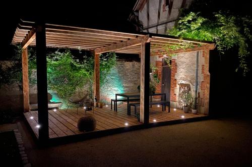 Pool house-L'hirondelle de Sermizelles- grand jardin, calme et nature aux portes du Morvan