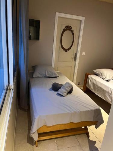 Maison 4 chambres 1 à 12 personnes divisée en 2 appartments village à 5km de Montpellier 15km de Palavas Attention le tarif proposé est pour 1 appartement de 1 à 6 personnes, si vous souhaitez réserver les 2 appartements choisissez 2 hébergements