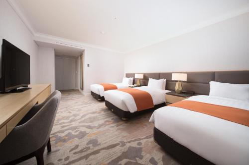 3 twin beds