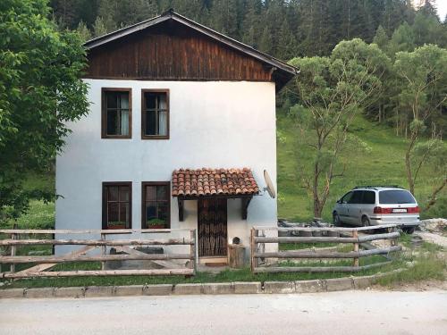 Къща край реката - Триград (Къща краи реката - Триград) in 特利格拉德
