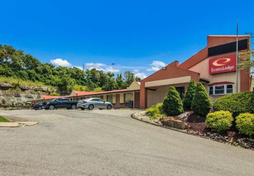 Econo Lodge Pittsburgh I-79 - image 11