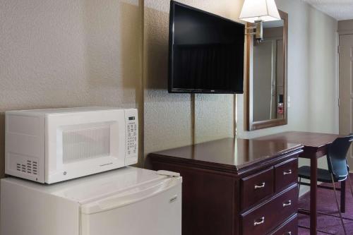 Econo Lodge Pittsburgh I-79 - image 12