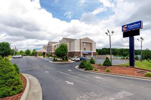 Comfort Inn & Suites Hillsville I-77 in Hillsville, USA
