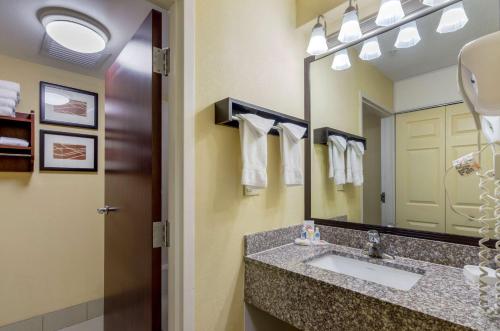 Comfort Inn & Suites Hillsville I-77 in Hillsville, USA