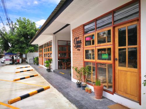 Entrance, SLEEP SLEEP SUANPHAK Homestay near Bangkok Sala Thammasop Railway Station