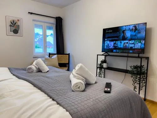 KUELhome - STYLISCHE ZENTRALE WOHNUNG MIT KÜCHE UND PARKPLATZ IN SEITENSTRAẞE in Deggendorf, Deutschland