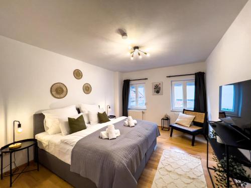 STYLISCHE ZENTRALE WOHNUNG MIT KÜCHE UND PARKPLATZ IN SEITENSTRAẞE