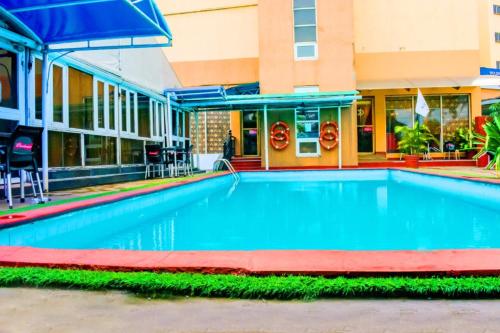 Kolam renang, Golden Tulip Hotel - Rivotel in Port Harcourt
