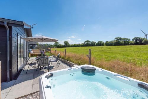 B&B Lifton - Periwinkle Lodge, 3 Roadford Lake Lodges - Bed and Breakfast Lifton