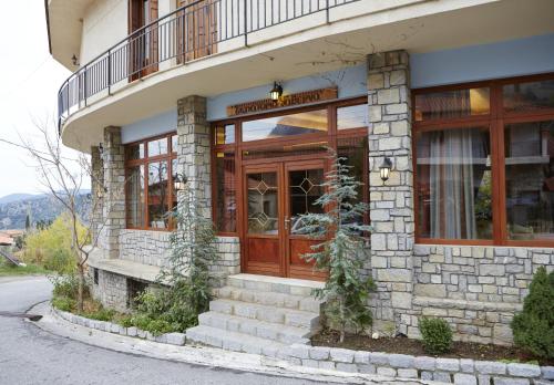 레스토랑, 투 발코니 티스 아고리아니스 (To Balkoni tis Agorianis) in 에프탈로포스