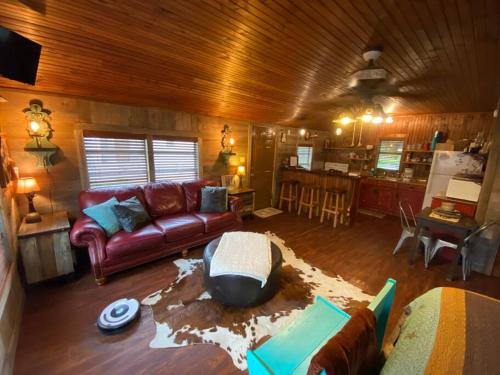 บริการและสิ่งอำนวยความสะดวก, 8th St. Cowboy Haus I Biker Friendly I River in บานเดรา