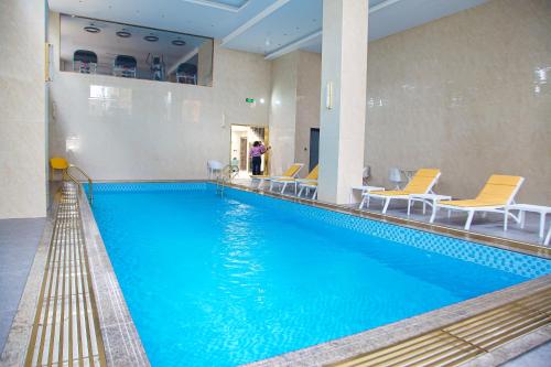 Piscina, Hôtel FAMILLE MONDIALE (Hotel FAMILLE MONDIALE) in Abidjan