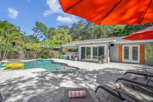 Sapphire Shores - Sarasota Bungalow w/ Heated Pool and Backyard Oasis