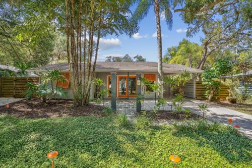 Sapphire Shores - Sarasota Bungalow w/ Heated Pool and Backyard Oasis in Sarasota, USA