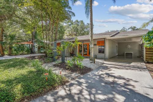 Sapphire Shores - Sarasota Bungalow w/ Heated Pool and Backyard Oasis in Sarasota, USA