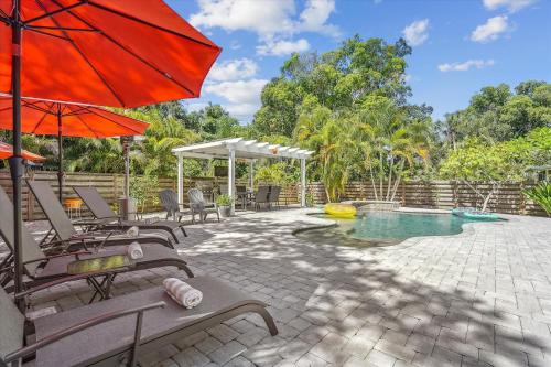 Sapphire Shores - Sarasota Bungalow w/ Heated Pool and Backyard Oasis in Sarasota, USA