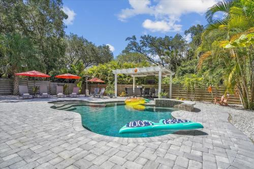 Sapphire Shores - Sarasota Bungalow w/ Heated Pool and Backyard Oasis in Sarasota, USA