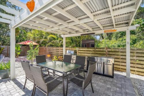 Sapphire Shores - Sarasota Bungalow w/ Heated Pool and Backyard Oasis in Sarasota, USA