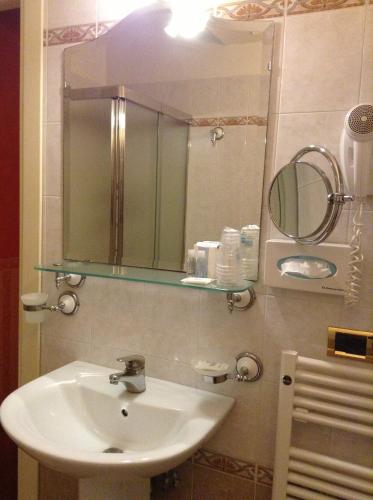 Double or Twin Room image 10