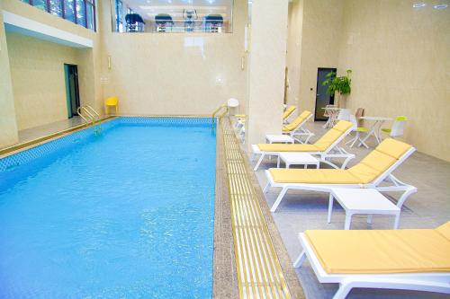 Piscina, Hôtel FAMILLE MONDIALE (Hotel FAMILLE MONDIALE) in Abidjan