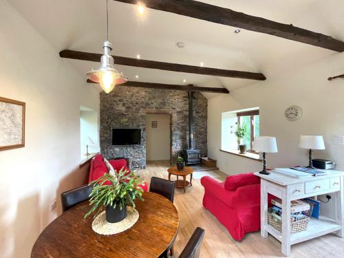 Pass the Keys Beautiful 2BR Converted Mill - Idyllic Location