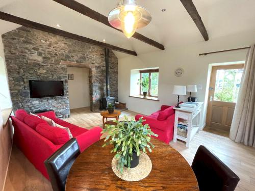 Pass the Keys Beautiful 2BR Converted Mill - Idyllic Location