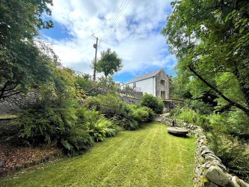 Pass the Keys Beautiful 2BR Converted Mill - Idyllic Location