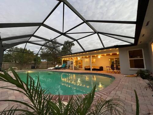 Pool house  heated in heart of Melbourne. in Melbourne, USA