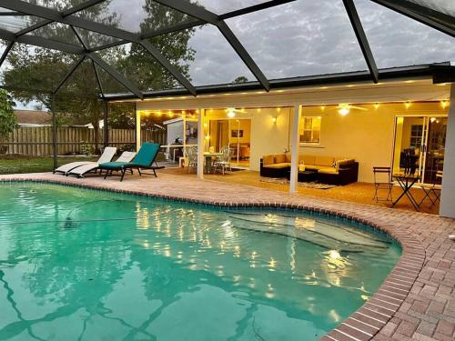 Pool house  heated in heart of Melbourne. in Melbourne, USA
