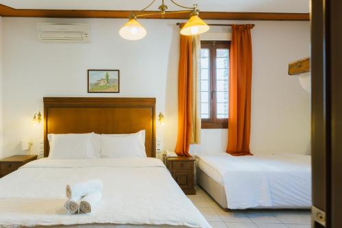 1 king bed, 1 twin bed