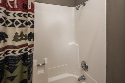 Tis Holiday Haus 3 Bedrooms Sleeps 11 Hot Tub Fireplace Foosball - image 11