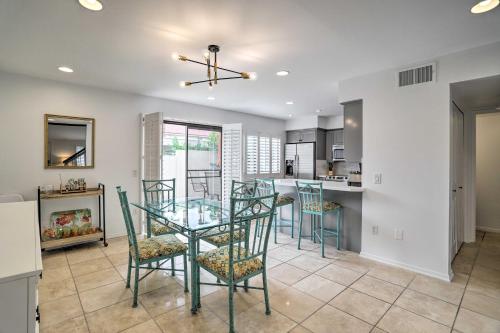 Modern Palm Springs Townhome Near Golf Courses in Palm Springs, USA