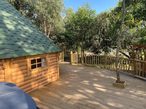 Craigshannoch Luxury 1 bed woodland lodge hot tub in Clovenstone