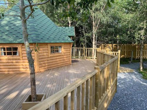 Craigshannoch Luxury 1 bed woodland lodge hot tub in Clovenstone