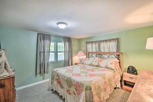 Guestroom, Peaceful Satsuma Escape with Dunns Creek Access in East Palatka (FL)