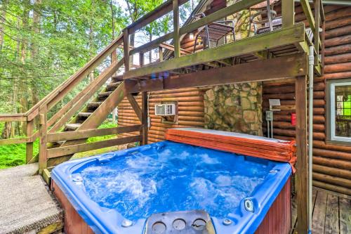 Secluded and Quiet Pocono Mountain Cabin with Hot Tub!