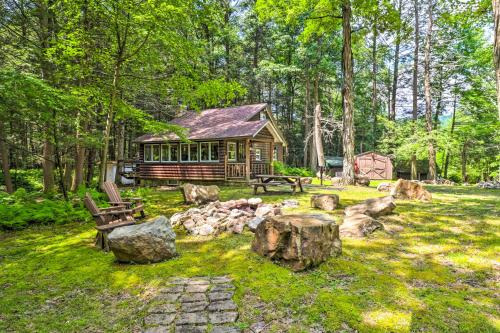 Secluded and Quiet Pocono Mountain Cabin with Hot Tub!