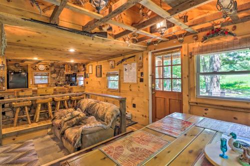 Secluded and Quiet Pocono Mountain Cabin with Hot Tub!