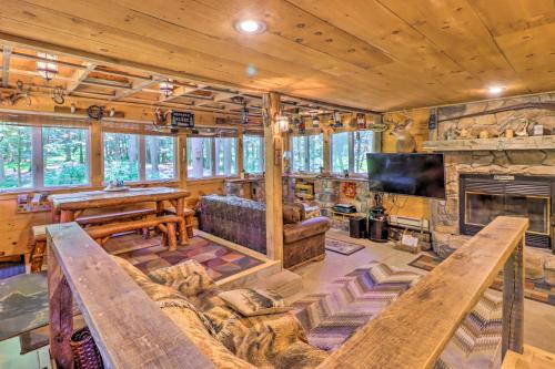 Secluded and Quiet Pocono Mountain Cabin with Hot Tub!