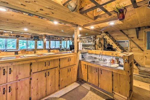 Secluded and Quiet Pocono Mountain Cabin with Hot Tub!