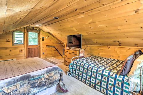 Secluded and Quiet Pocono Mountain Cabin with Hot Tub!
